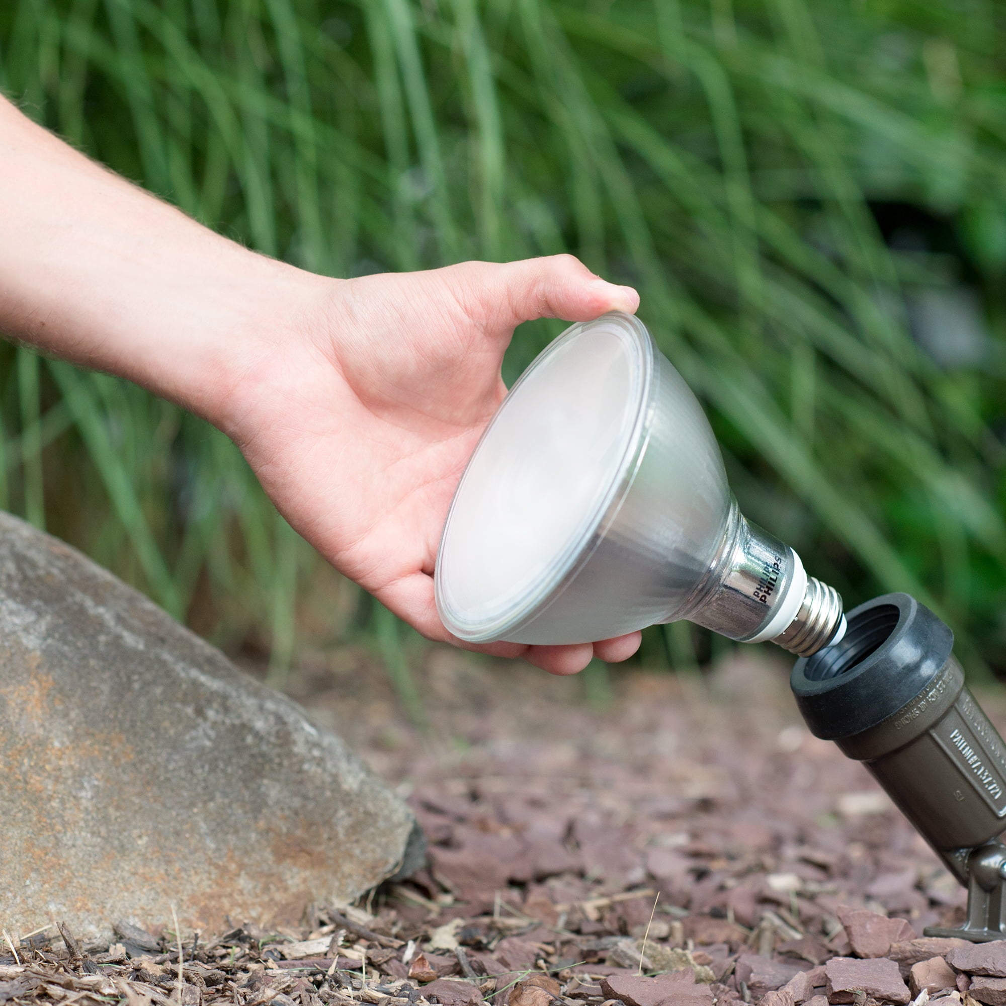 Philips LED 90-Watt PAR38 Indoor/Outdoor Floodlight Light Bulb， Bright White， Dimmable， 40 º Beam Spread， E26 Medium Base (2-Pack)