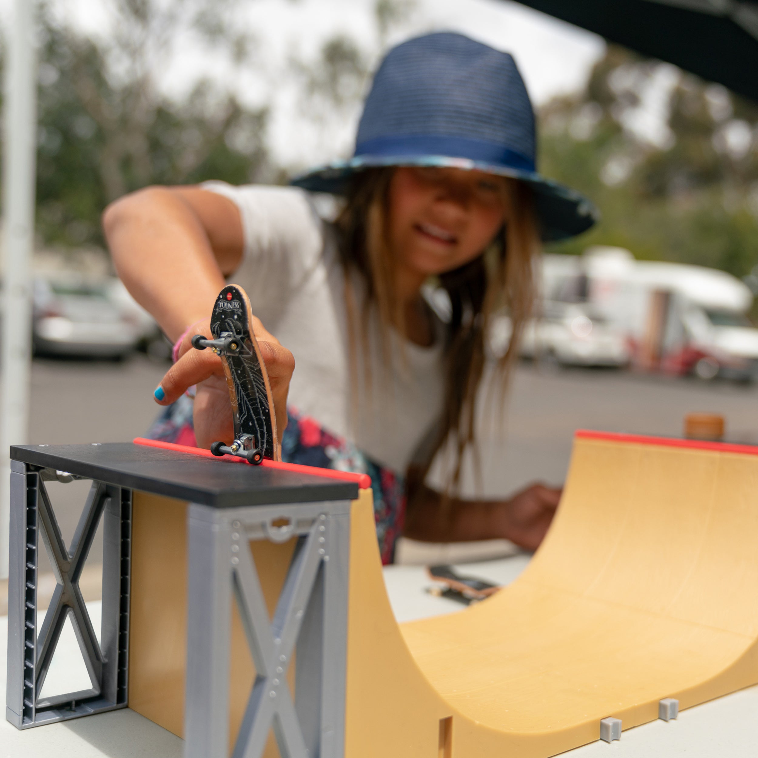 Tech Deck - Ultimate Half-Pipe Ramp and Exclusive Primitive Pro Model Finger Board， Cars and truck， Ages 6 and Up