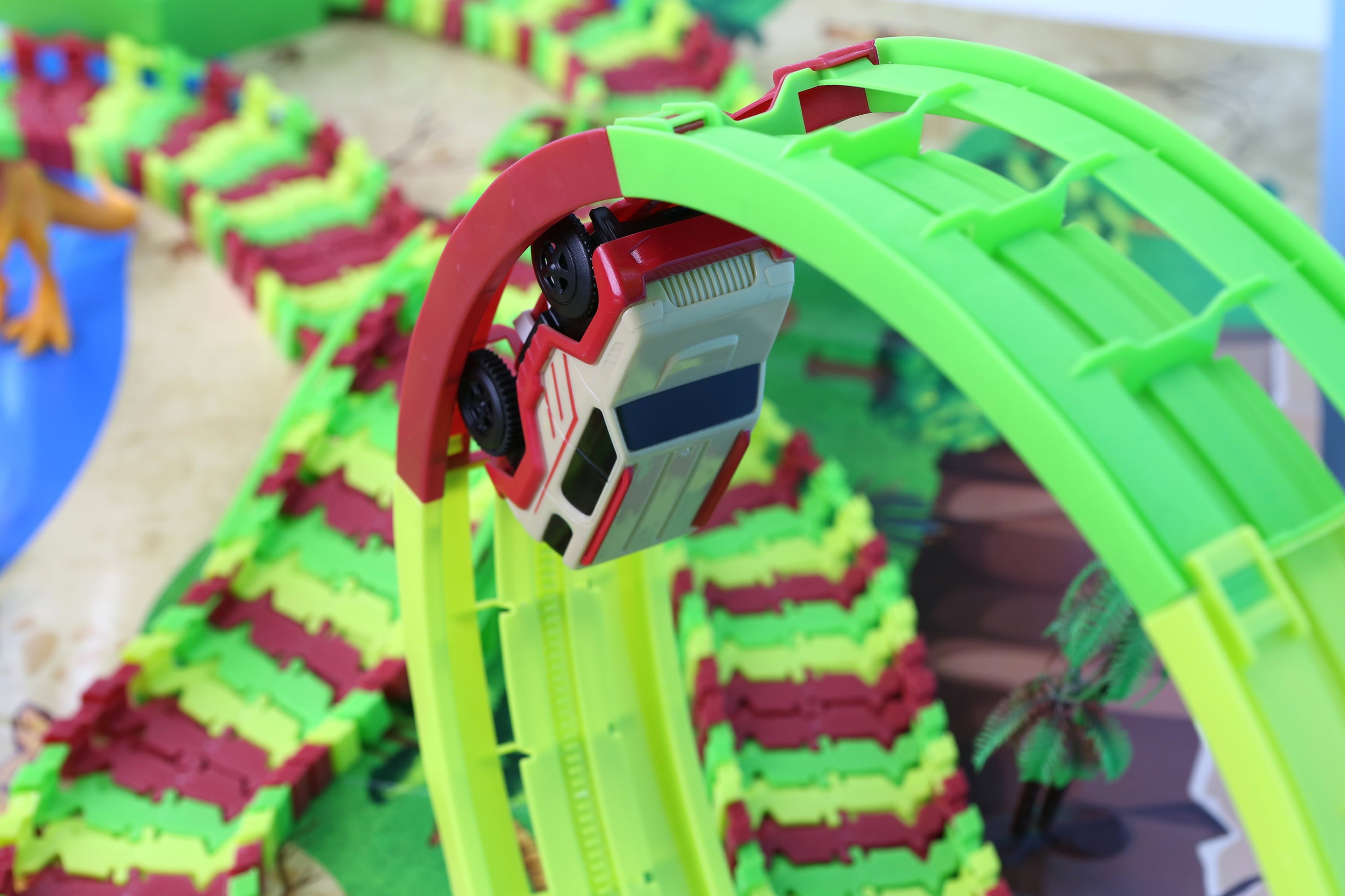 Kid Connection Dinosaur Park Vehicle Track Set， 282 pieces， Flexible Race Track， Motorized Vehicles， and Dinosaurs Included