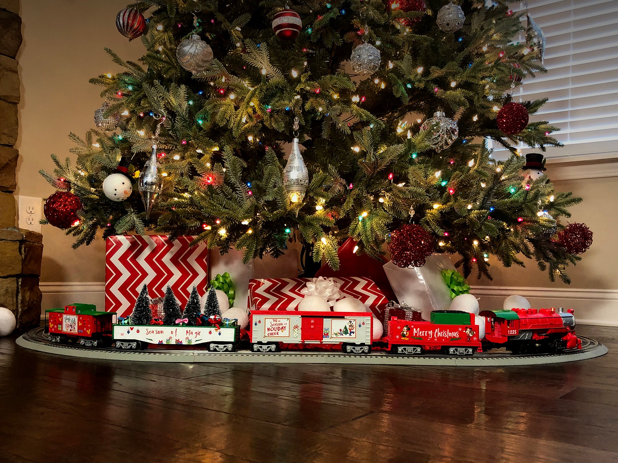 Lionel O Gauge Disney Christmas Electric Electric Train Set with Remote and Bluetooth Capability