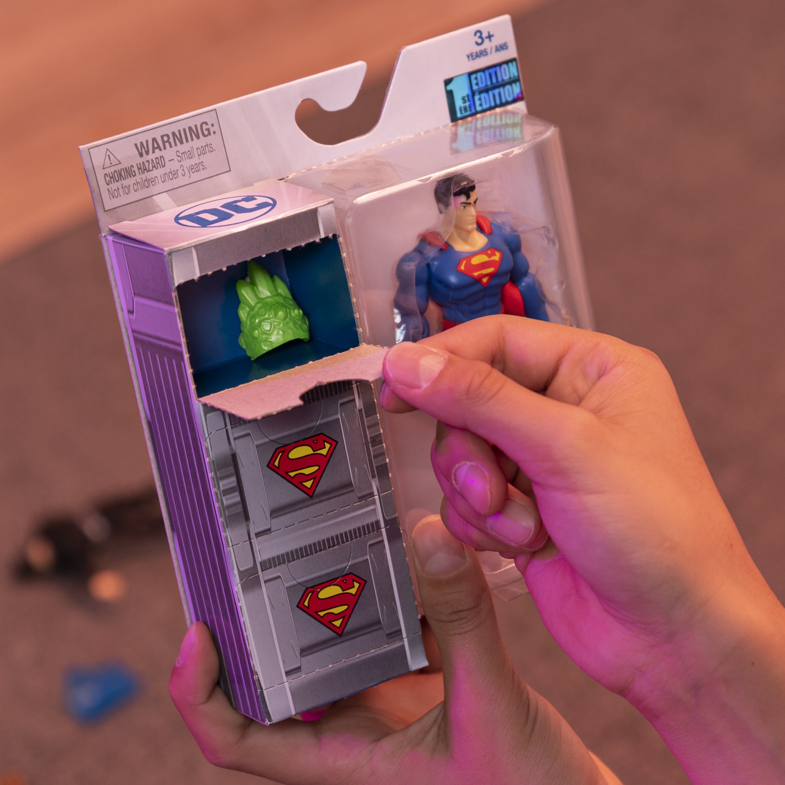 DC Comics 4-inch SUPERMAN Action Figure with 3 Mystery Accessories， Adventure 8