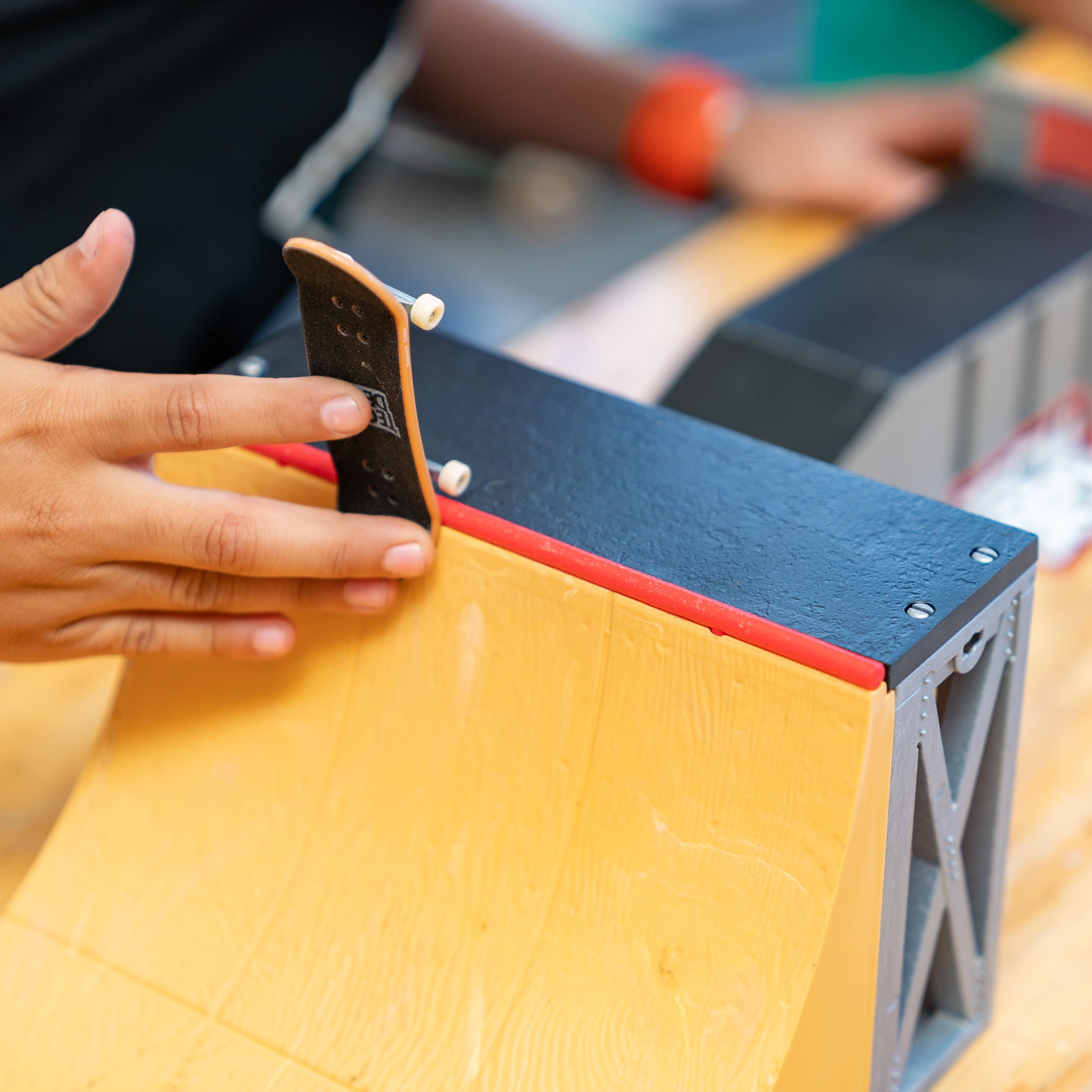Tech Deck - Ultimate Half-Pipe Ramp and Exclusive Primitive Pro Model Finger Board， Cars and truck， Ages 6 and Up
