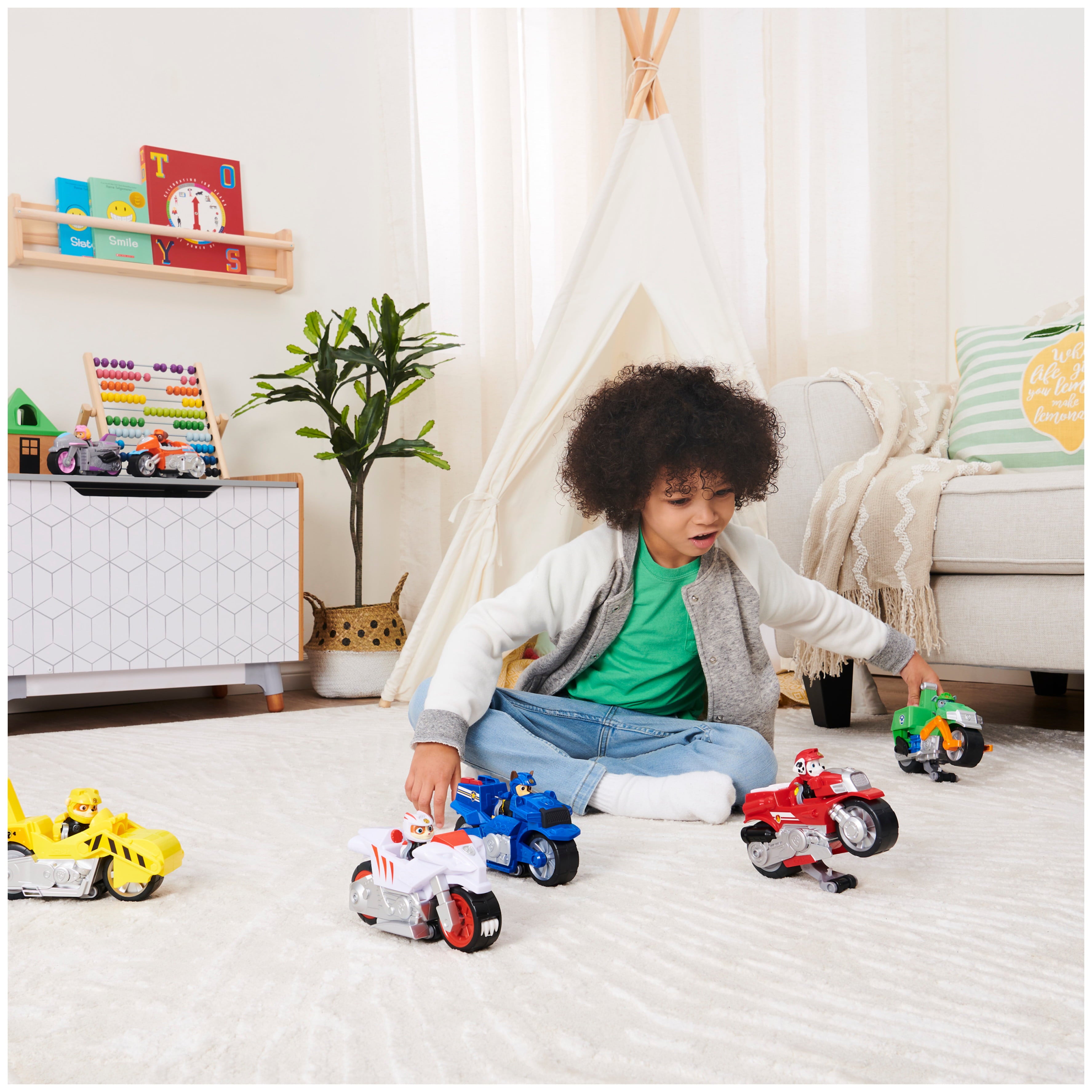 PAW Patrol， Moto Pups Wildcat’s Deluxe Pull Back Motorcycle Vehicle with Wheelie Feature and Figure