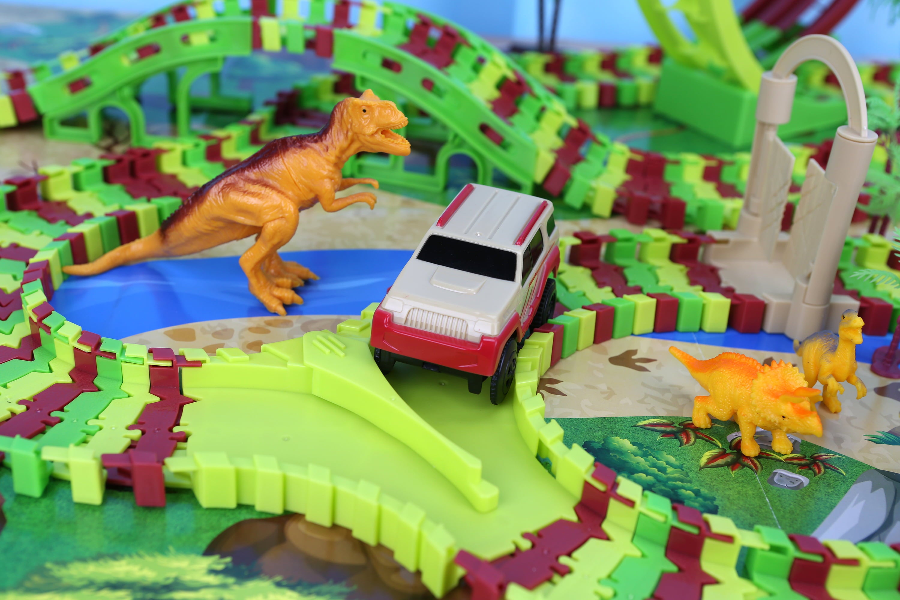 Kid Connection Dinosaur Park Vehicle Track Set， 282 pieces， Flexible Race Track， Motorized Vehicles， and Dinosaurs Included