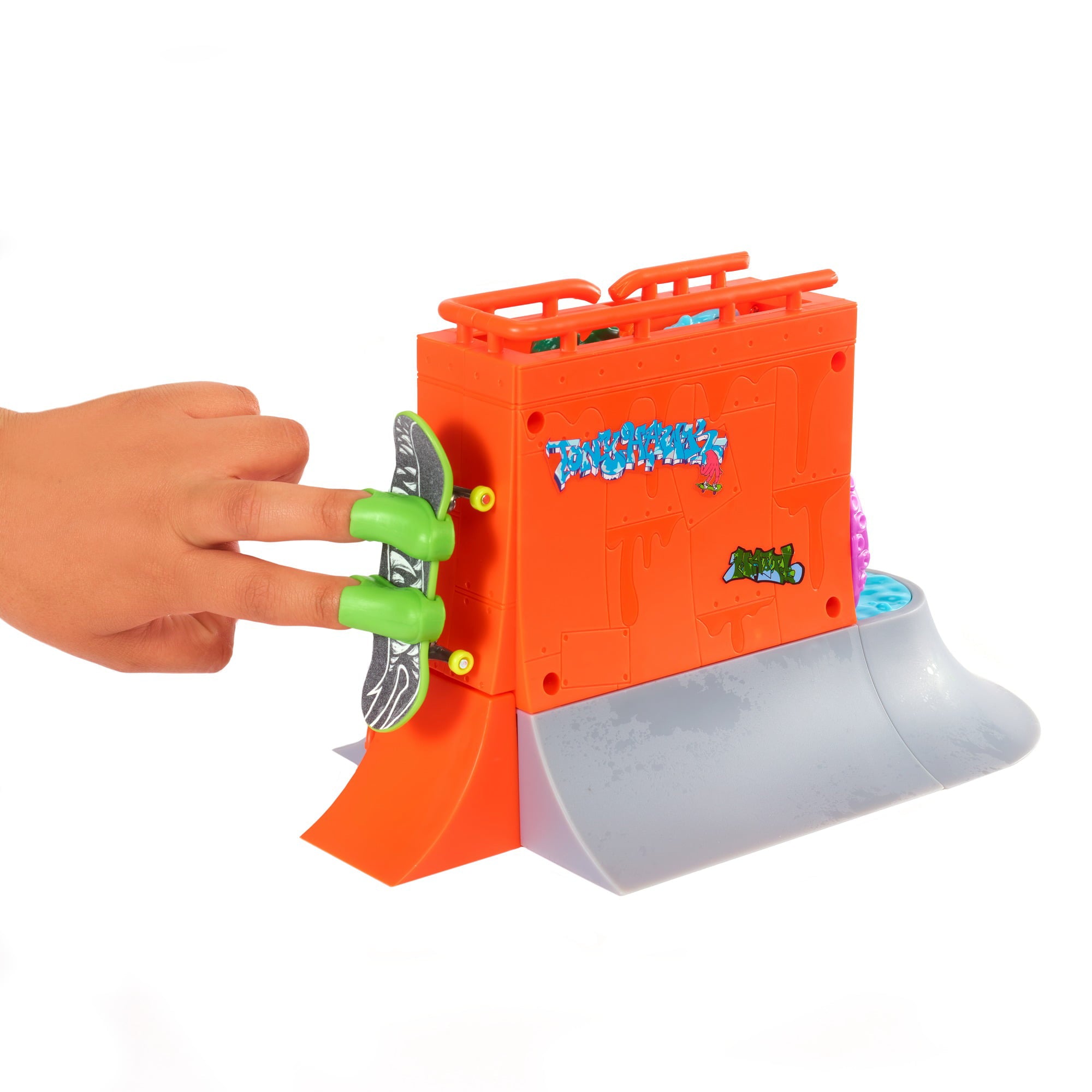 Hot Wheels Skate Tony Hawk Aquarium Playset with 1 Fingerboard and 1 Pair of Skate Shoes