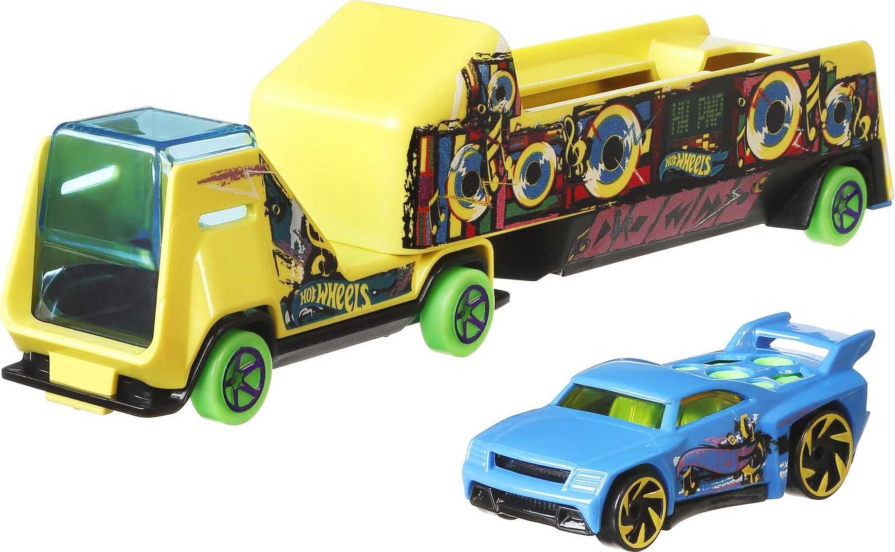 Hot Wheels Super Rigs， Toy Transporter Truck and Toy Car in 1:64 Scale (Styles May Vary)