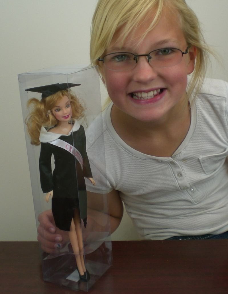 DENTT 2023 Graduation Barbra Fashion Doll In Cap And Gown