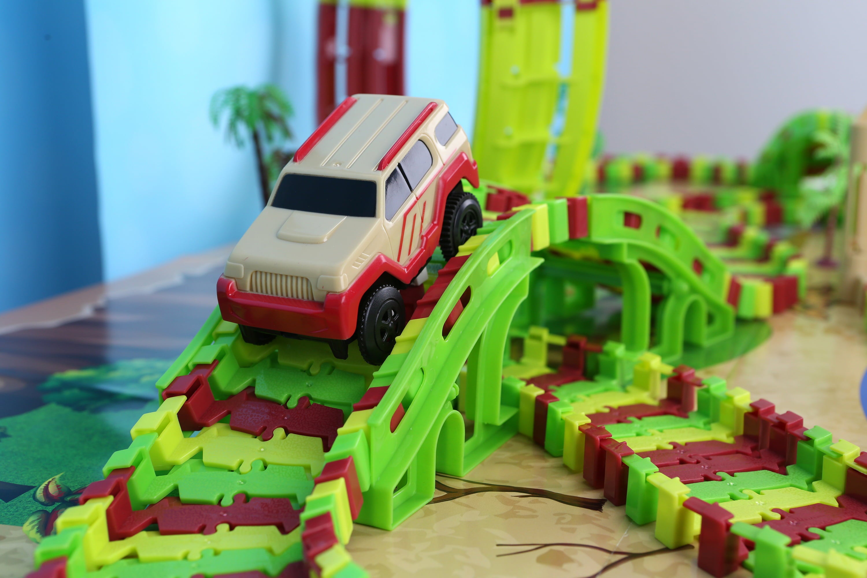 Kid Connection Dinosaur Park Vehicle Track Set， 282 pieces， Flexible Race Track， Motorized Vehicles， and Dinosaurs Included