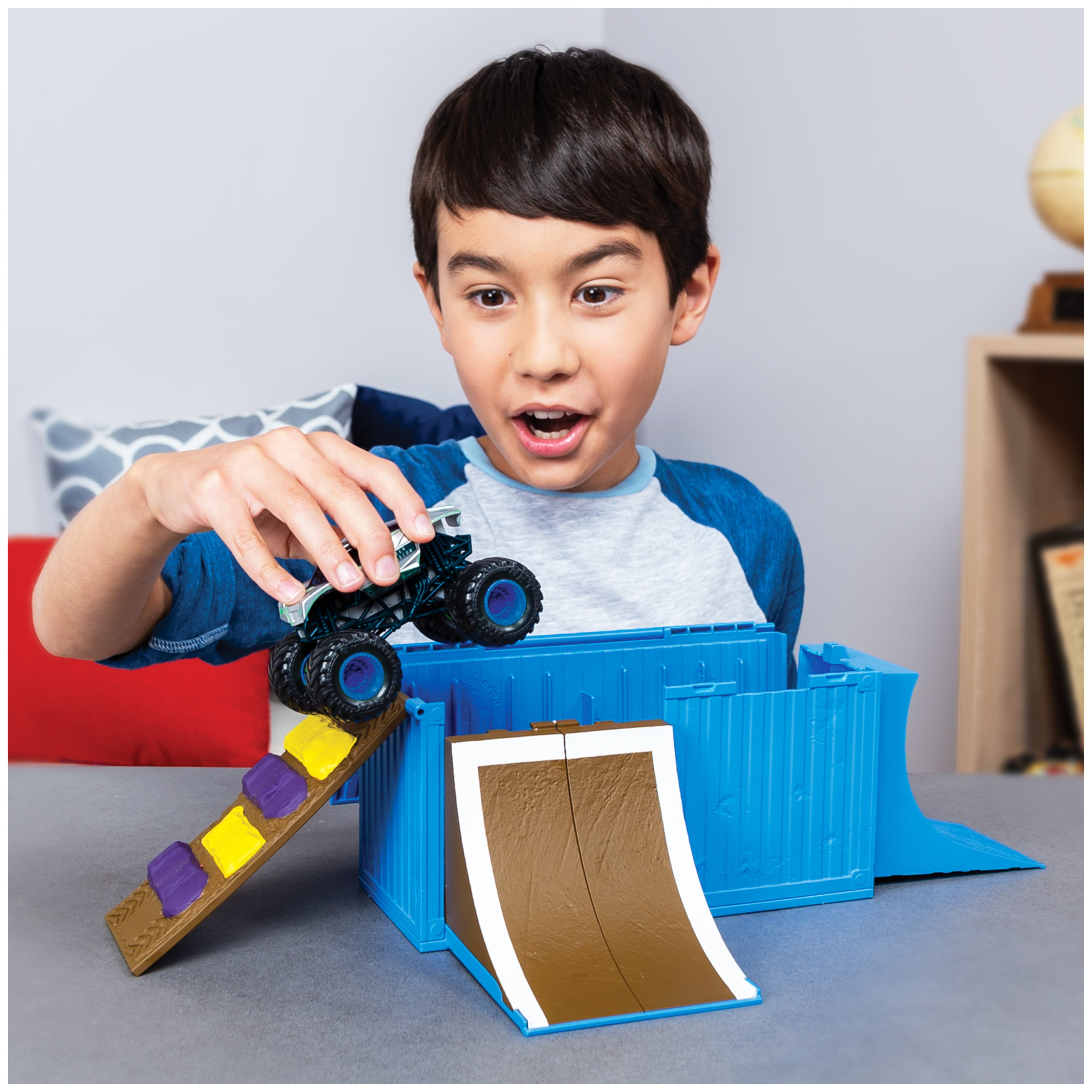 Monster Jam， Ship It and Flip It Transforming Playset with Exclusive 1:64 Scale Die-Cast Monster Jam Truck