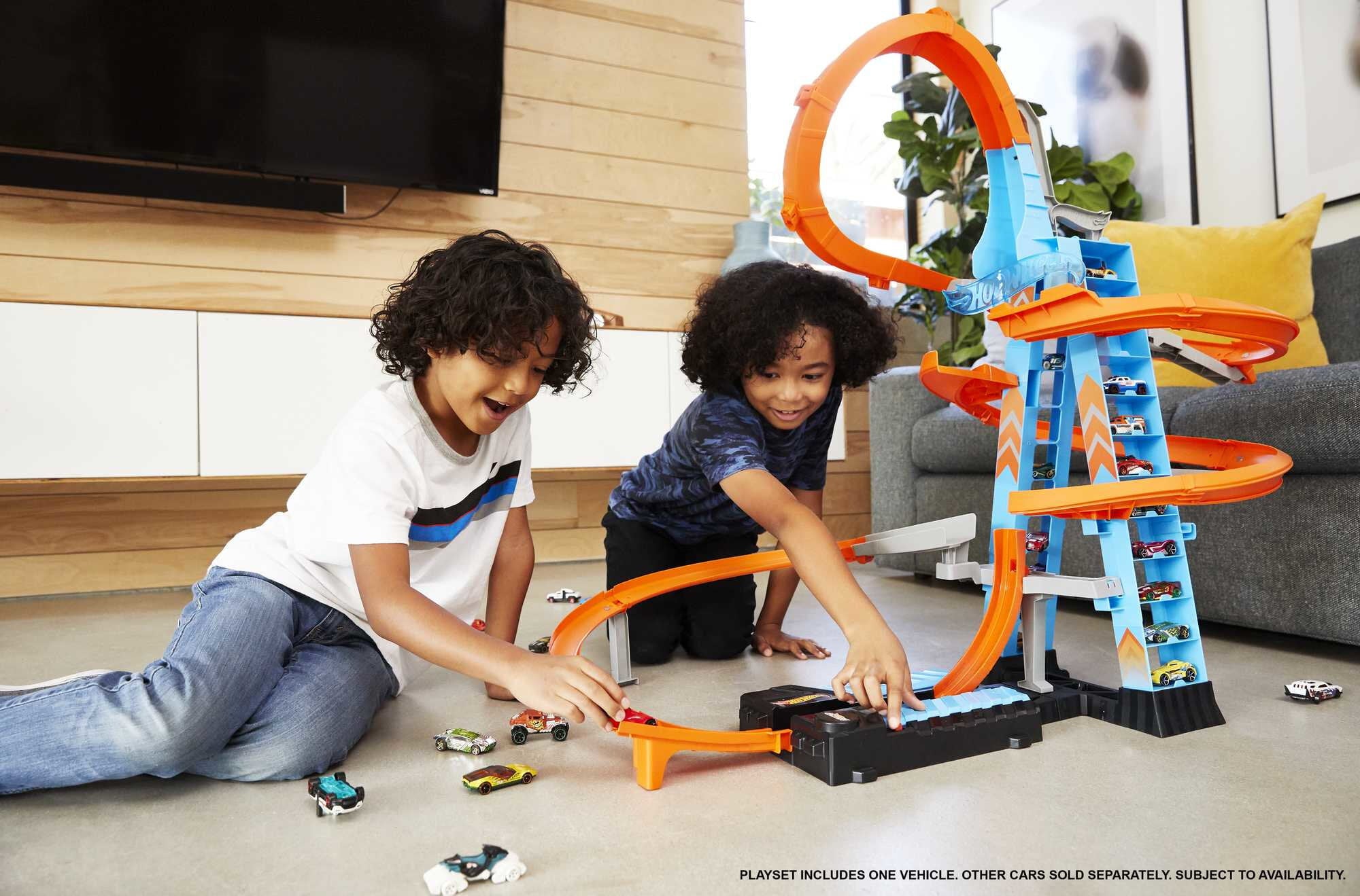Hot Wheels Sky Crash Tower Motorized Track Set with Car， Stores 20+ 1:64 Scale Cars