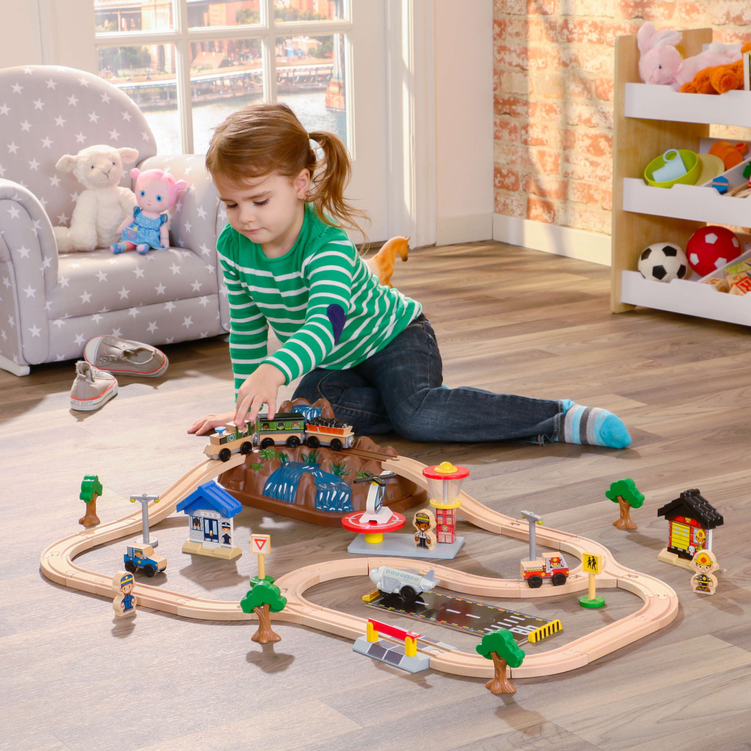 KidKraft Wooden Bucket Top Mountain Train Set with 61 Pieces， Magnetic Train， and Storage