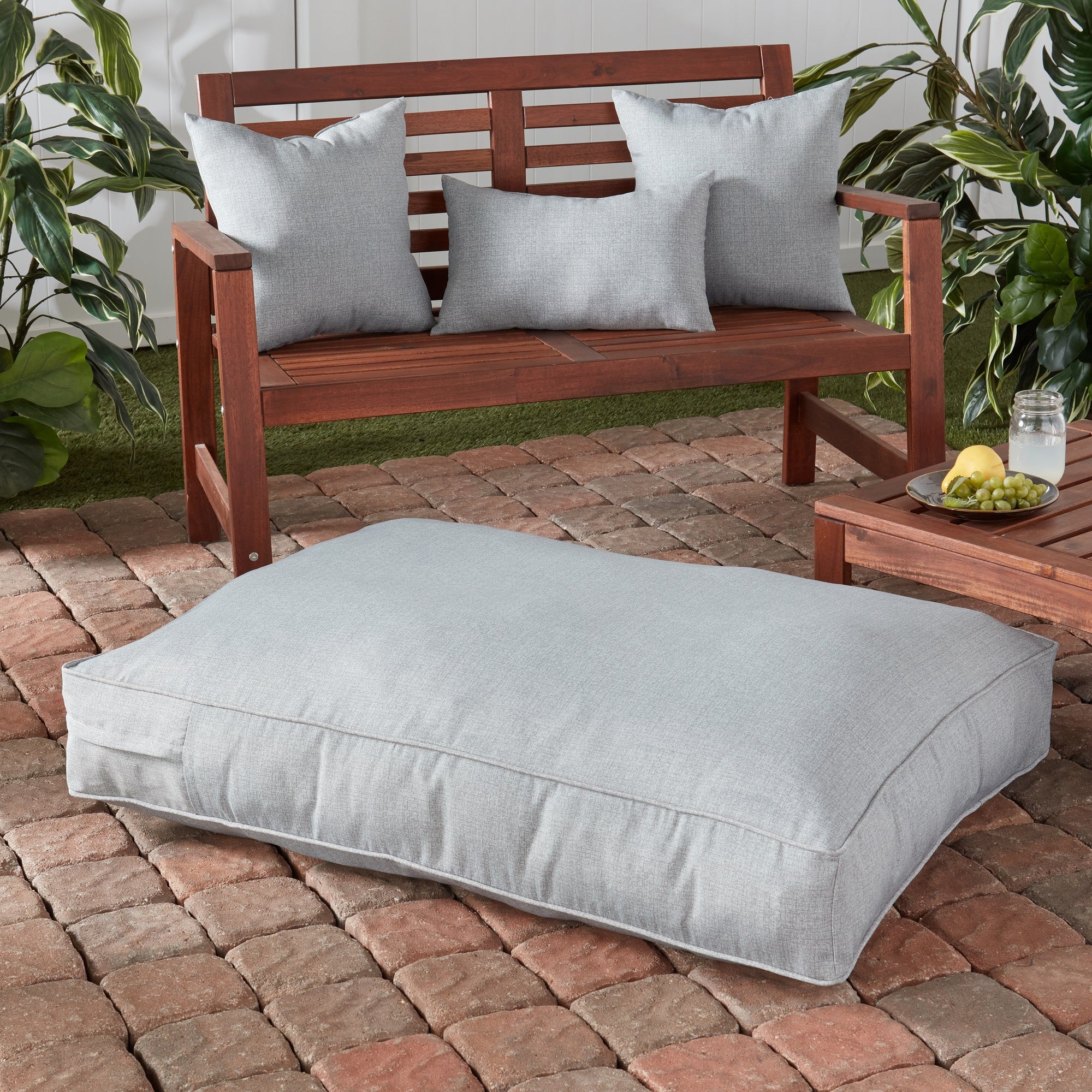 Happy Hounds Casey Indoor/Outdoor Pillow Style Dog Bed， Heather， Medium (42 x 30 in.)