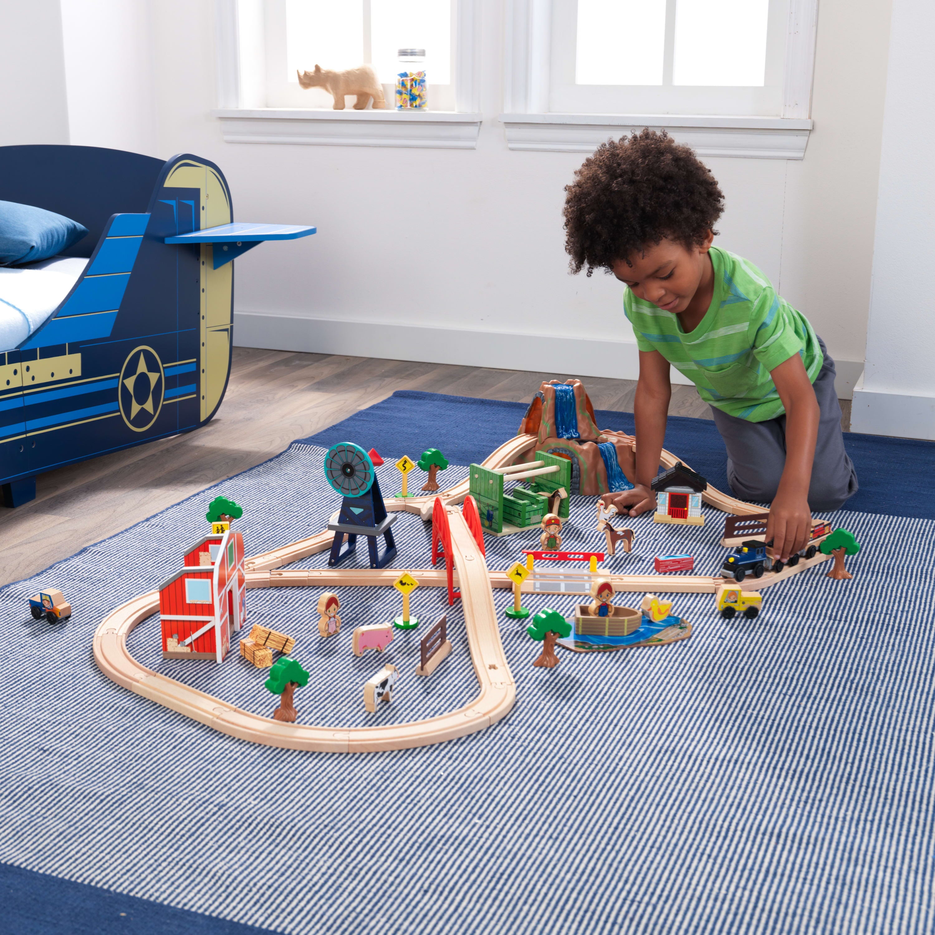 KidKraft Wooden Farm Train Set with 75 Pieces Included， Children's Toy Vehicle Playset