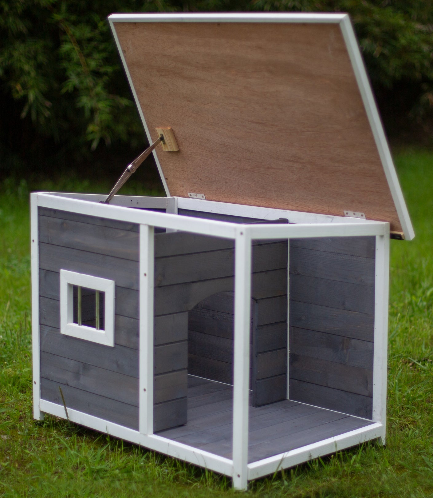 Wooden medium-sized outdoor kennel， waterproof with porch deck， gray and fashionable wooden Kennel