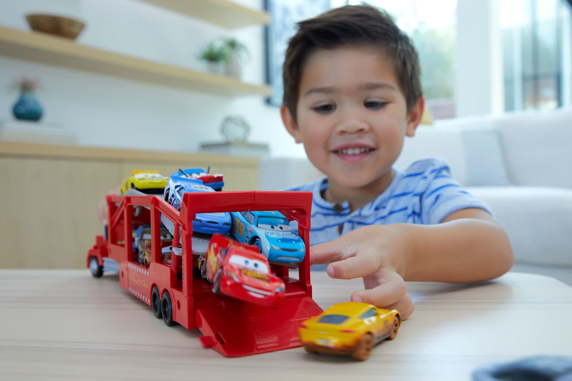 Disney and Pixar Cars Mack Hauler Truck with Ramp， 13-inch Toy Transporter with Storage for 12 Cars