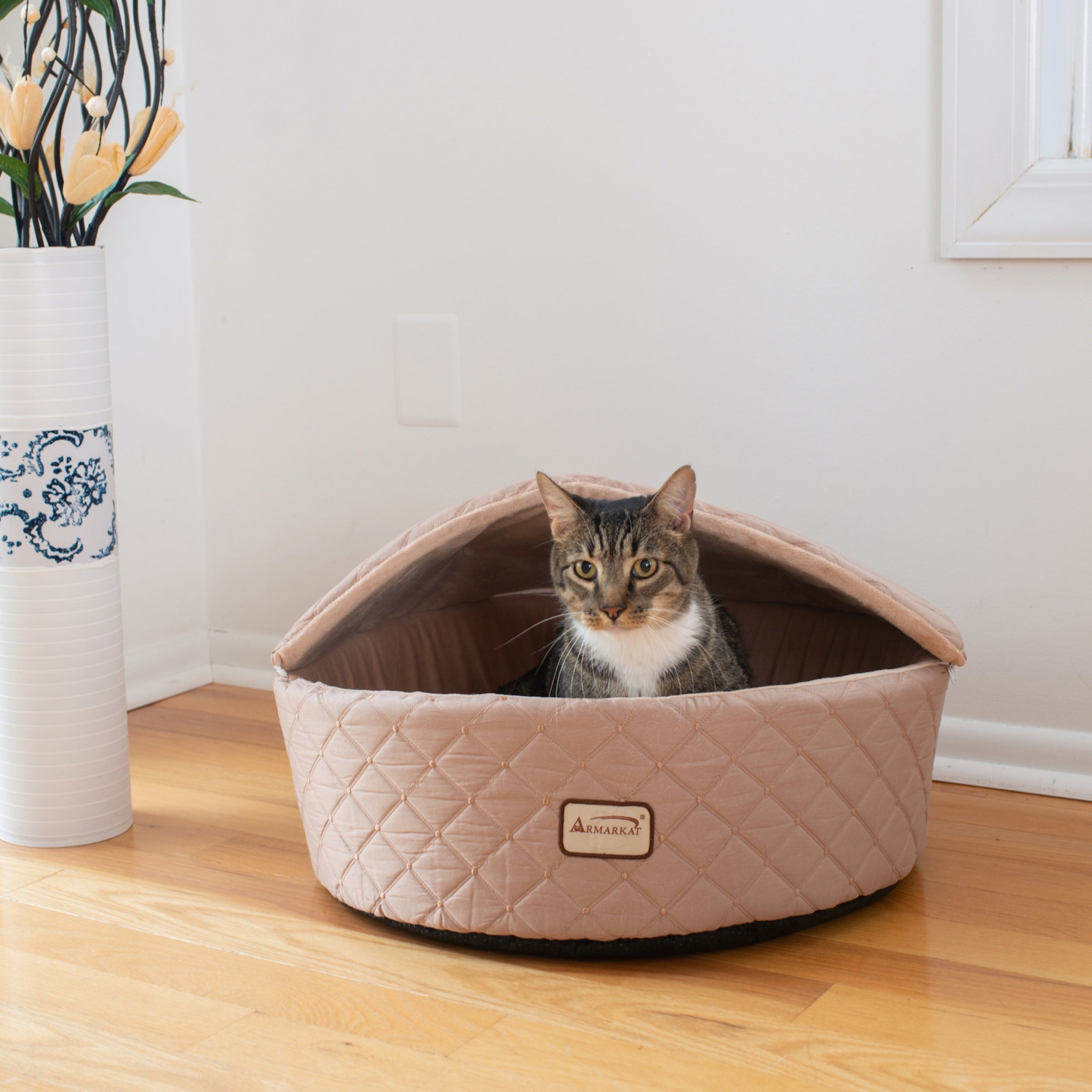 Armarkat Cat Bed， Medium， Light Apricot， C33HFS/FS-M