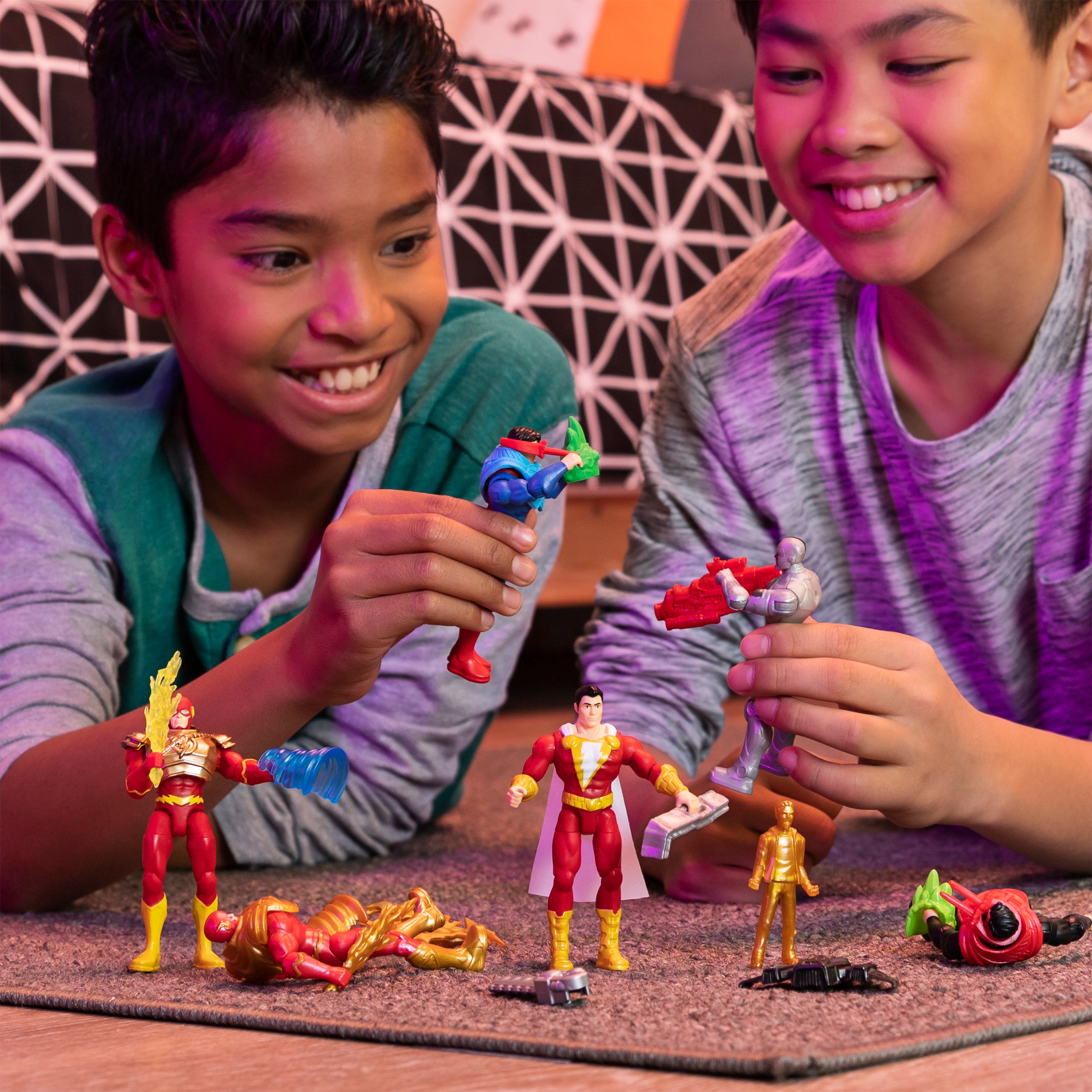 DC Comics 4-inch AQUAMAN Action Figure with 3 Mystery Accessories， Adventure 2