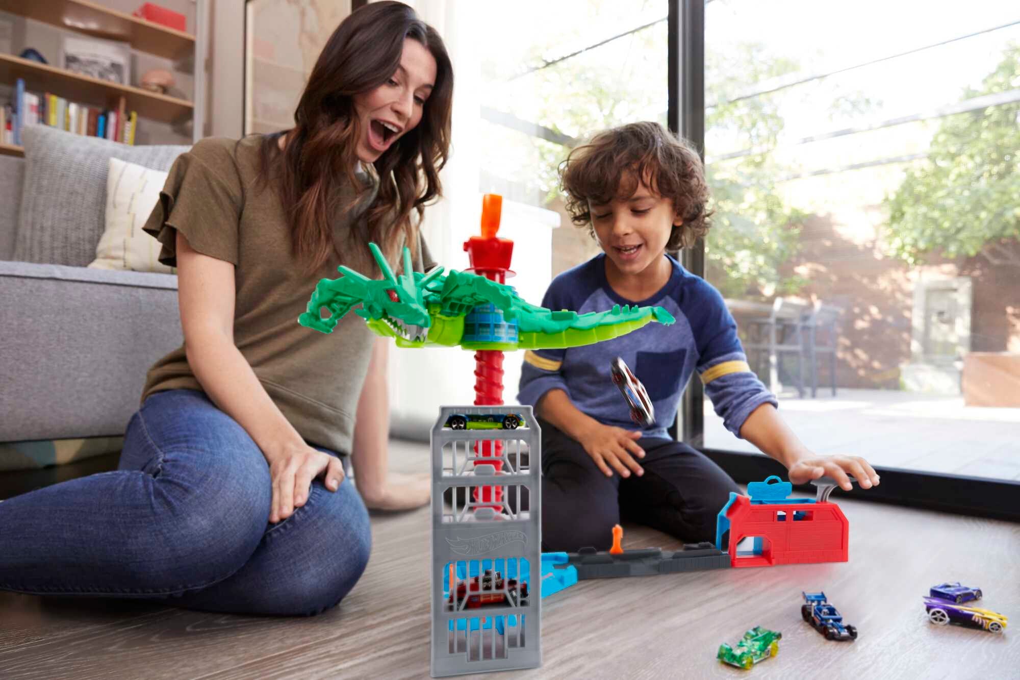 Hot Wheels Air Attack Dragon Track Set， Motorized Robo Dragon with 1 Toy Car in 1:63 Scale