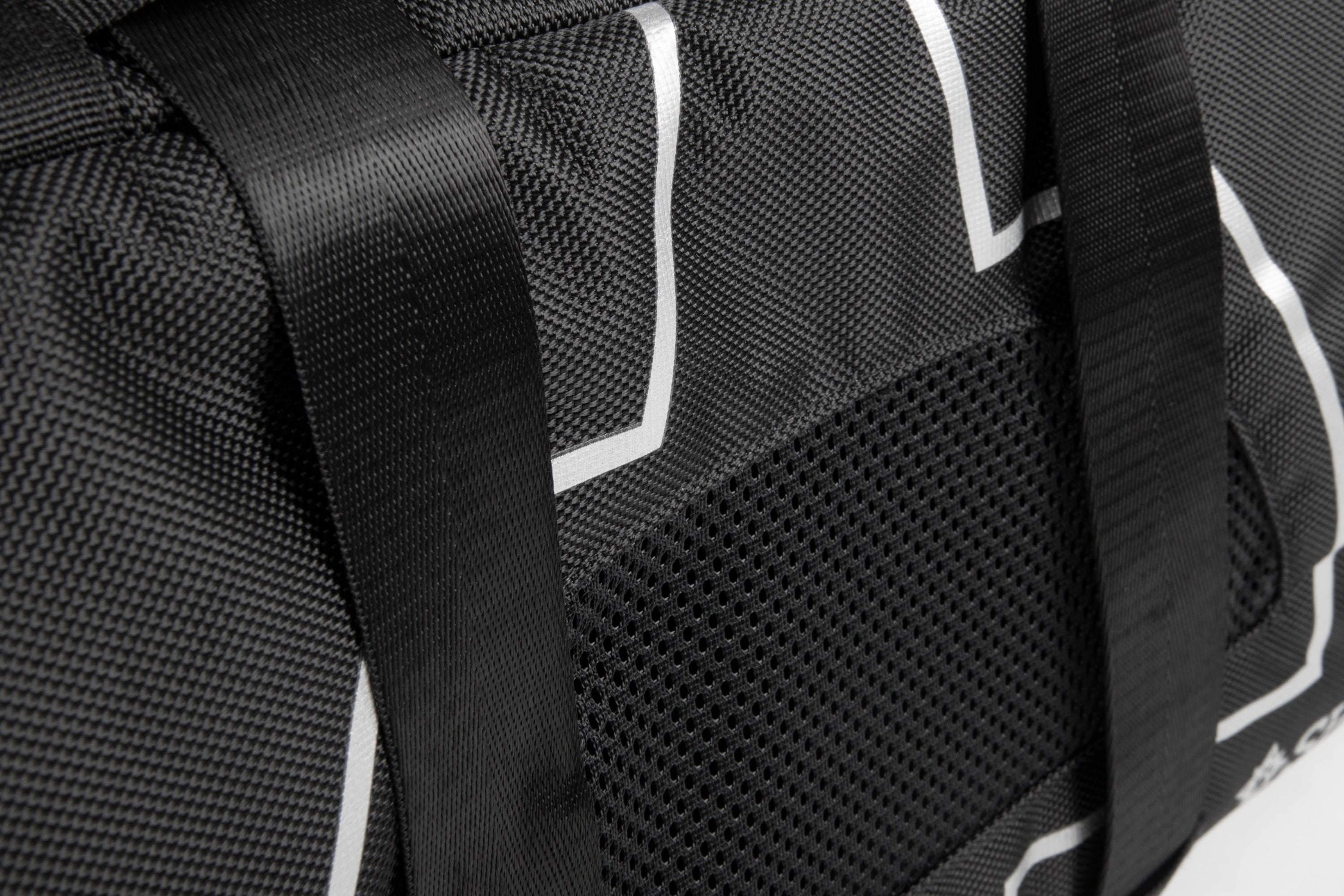 Sherpa Forma Frame Crash-Tested Travel Bag Pet Carrier - Black， Medium