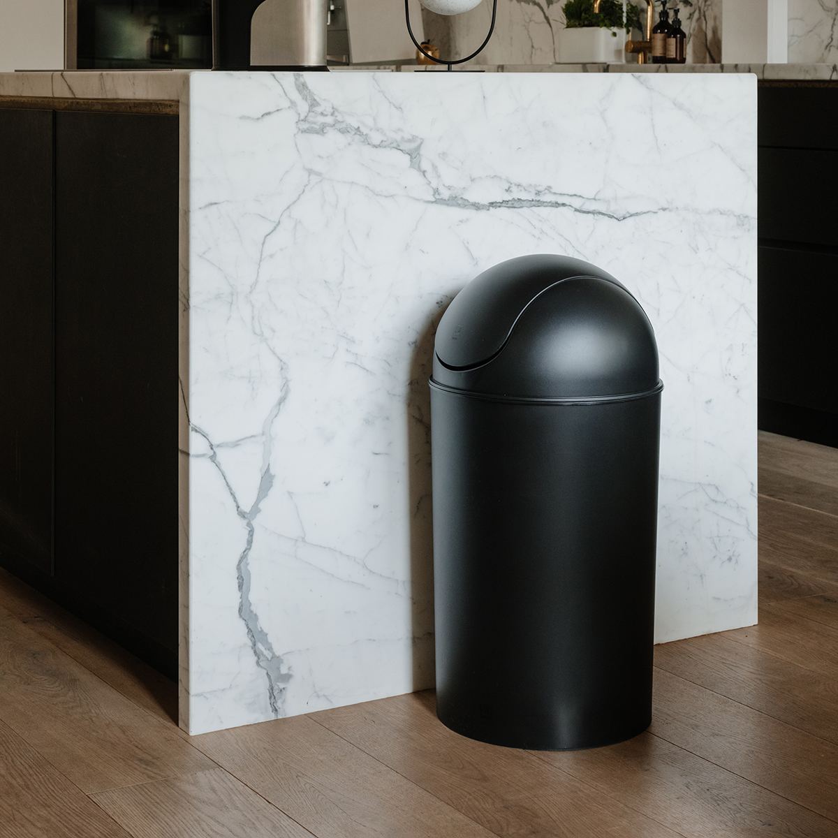 Umbra 10 gal SwingLid Grand Trash Can