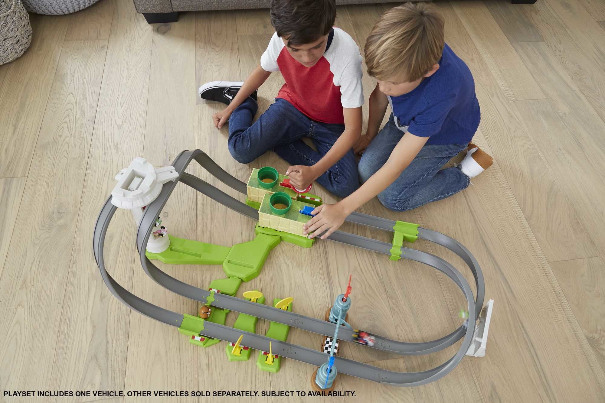 Hot Wheels Mario Kart Circuit Lite Track Set with 1:64 Scale Toy Die-Cast Kart Vehicle and Launcher