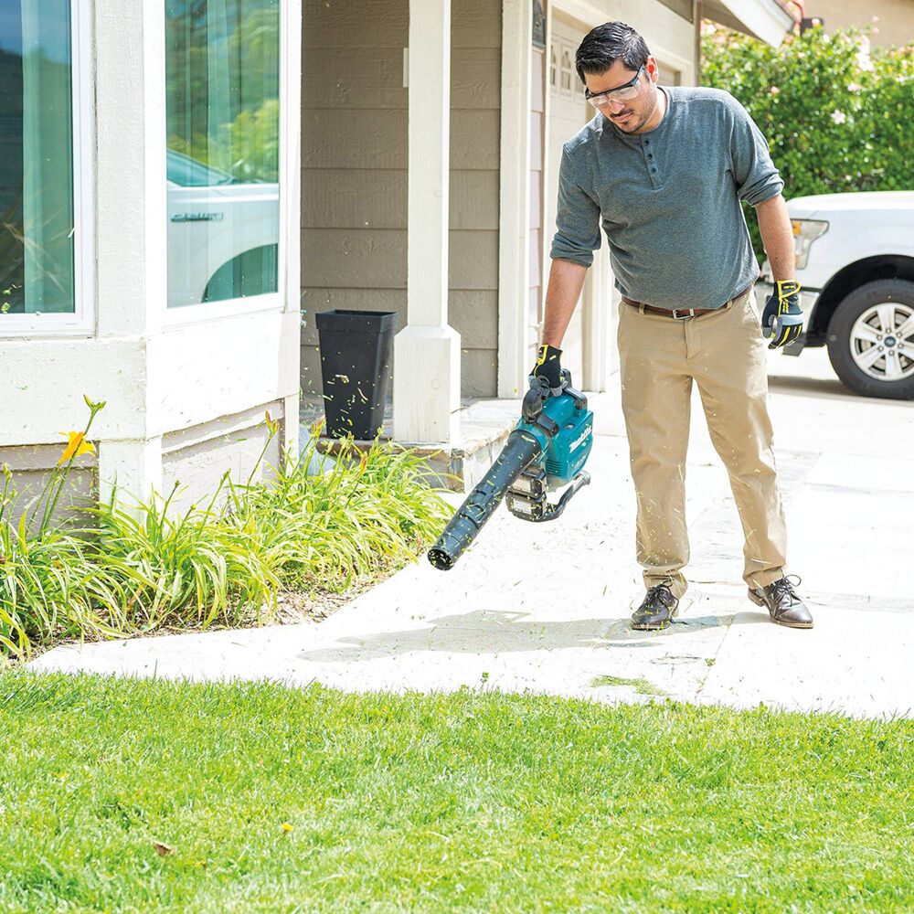 Makita XBU04PTV 36V (18V X2) LXT Brushless Blower Kit with Vacuum Attachment Kit