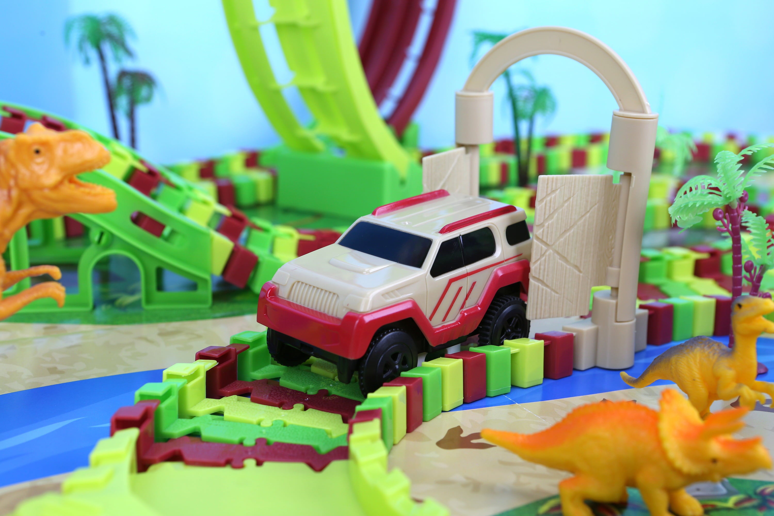 Kid Connection Dinosaur Park Vehicle Track Set， 282 pieces， Flexible Race Track， Motorized Vehicles， and Dinosaurs Included