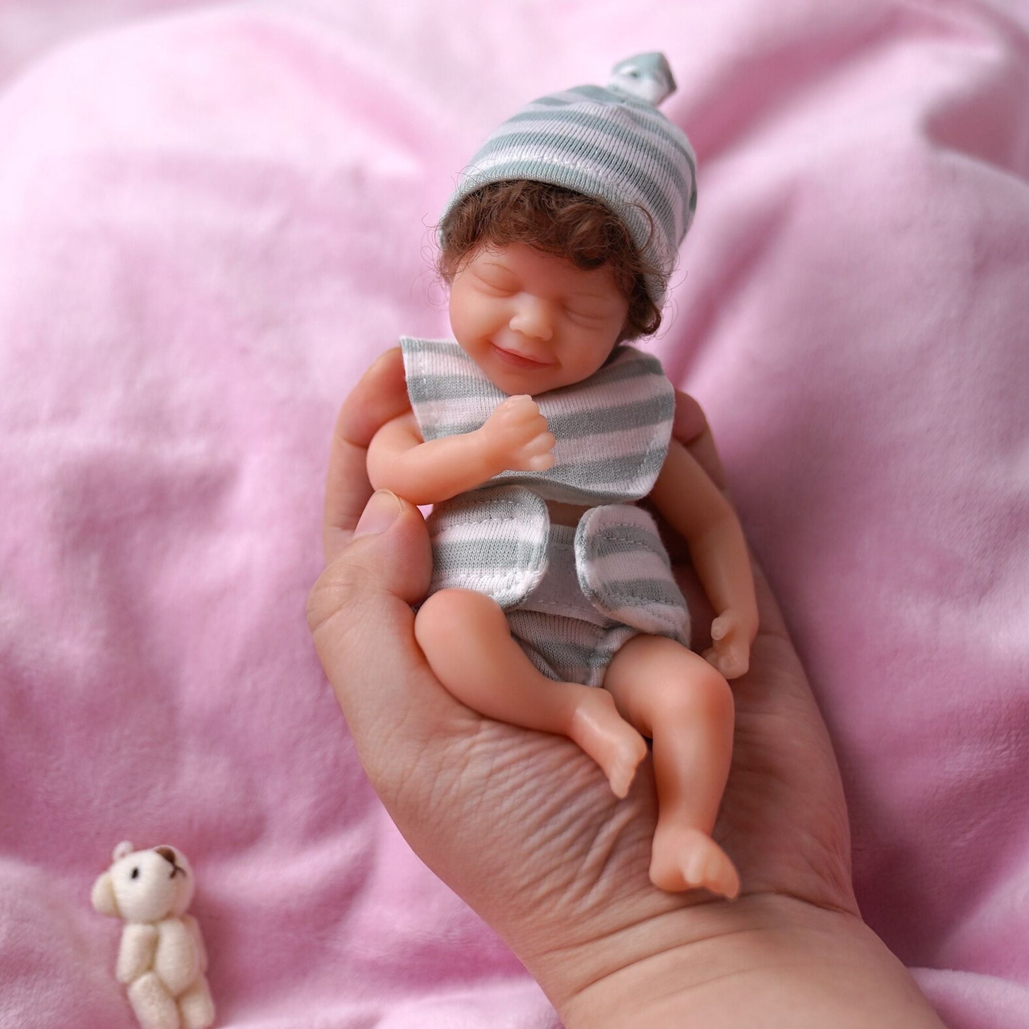 Luxtrada Mini Reborn Baby Dolls 6 inch Realistic Newborn Baby Dolls Full Body Vinyl Real Life Baby Dolls with cloth