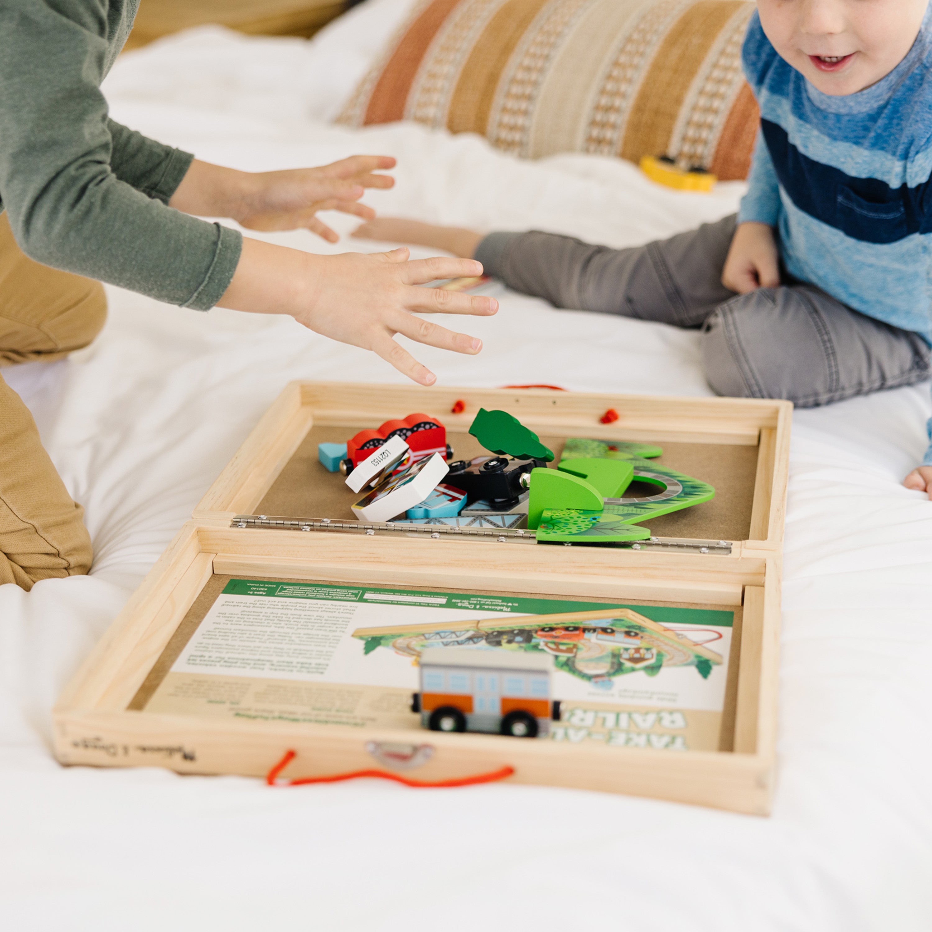 Melissa and Doug 17-Piece Wooden Take-Along Tabletop Railroad， 3 Trains， Truck，Play Pieces， Bridge
