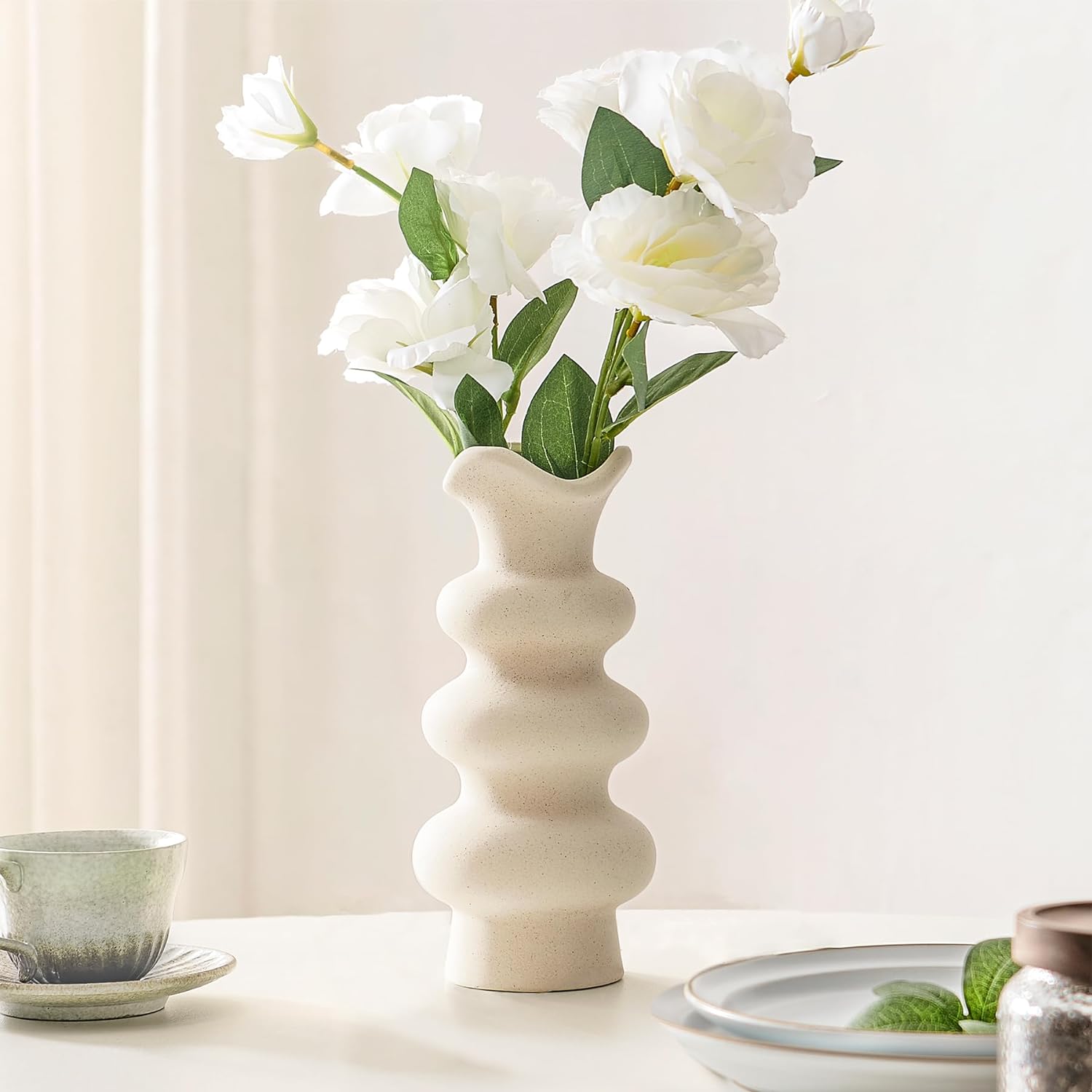모던한 디자인의 흰색 세라믹 꽃병 (8.3인치), 미니멀리즘 보헤미안 스타일의 크림색 꽃병 (팜파스 그라스용)