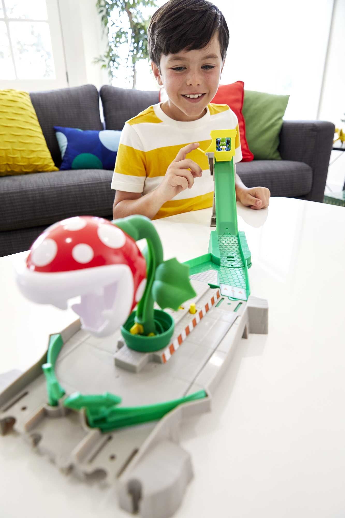 Hot Wheels Mario Kart Piranha Plant Track Set with 1:64 Scale Yoshi Toy Kart and Gravity Launcher