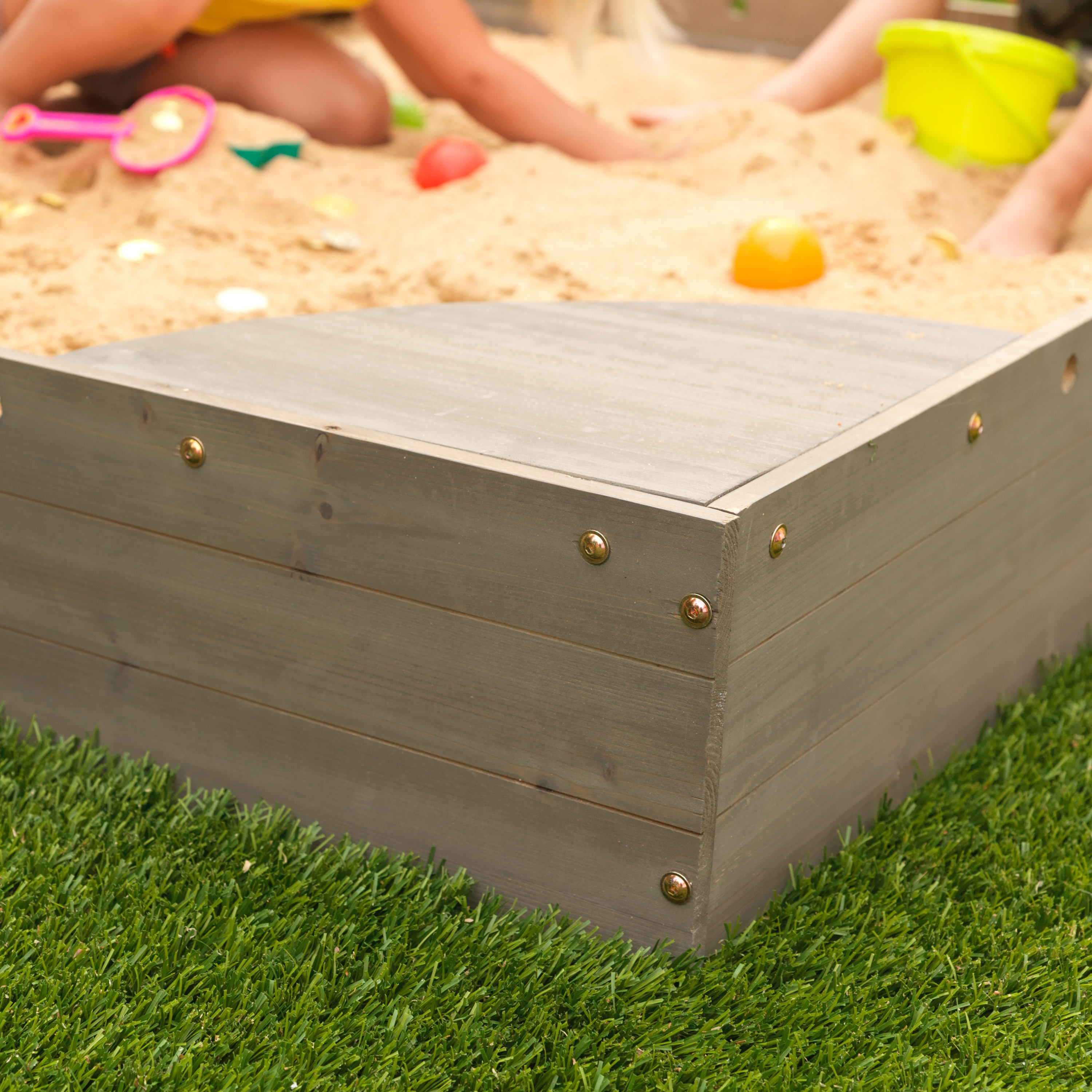 KidKraft Wooden Backyard Sandbox with Built-in Corner Seating and Mesh Cover， Gray