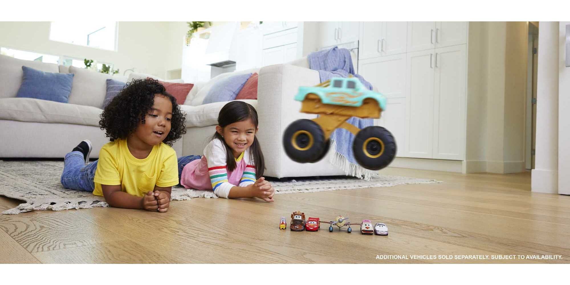 Disney and Pixar Cars On The Road Circus Stunt Ivy Toy Vehicle， Jumping Monster Truck