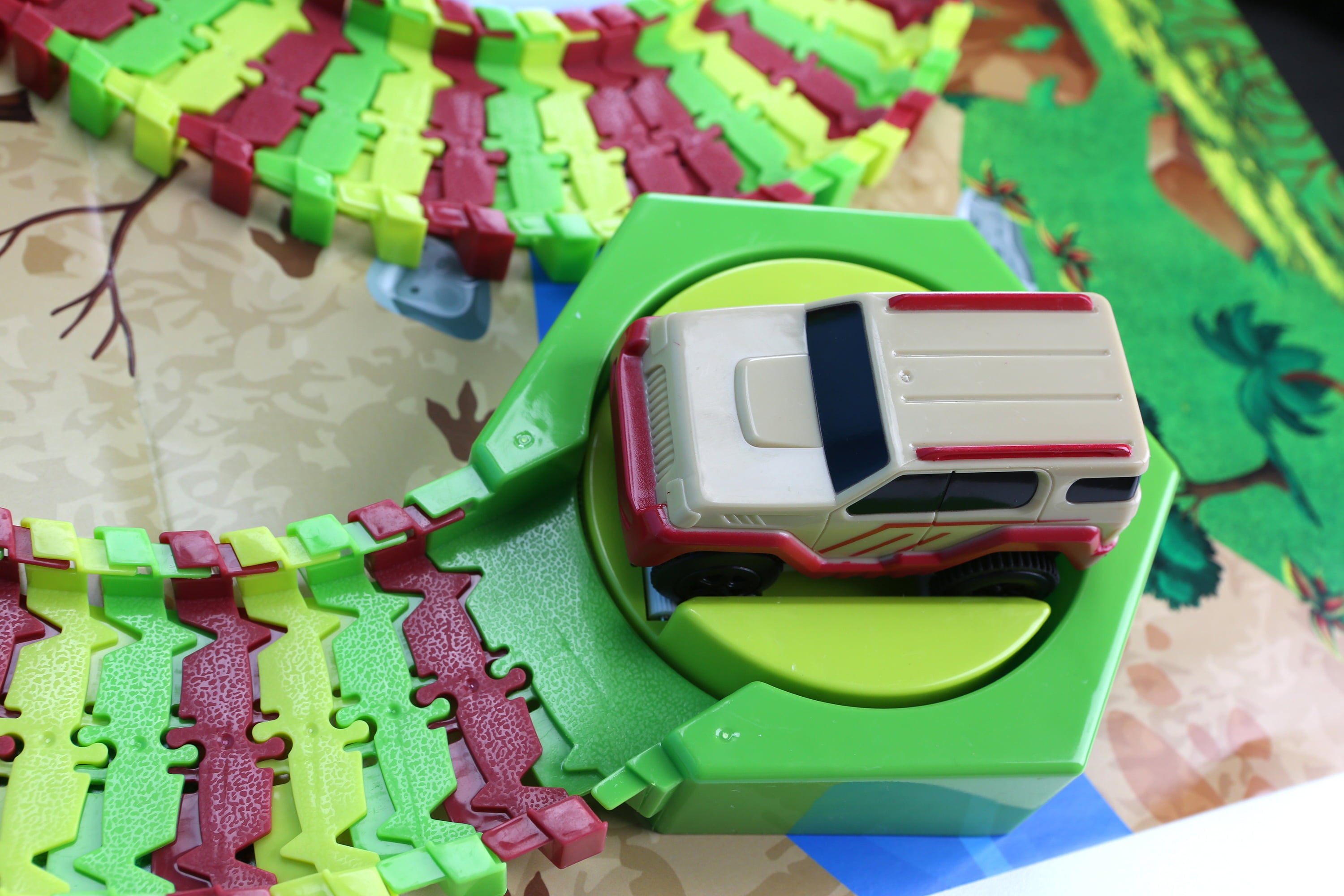 Kid Connection Dinosaur Park Vehicle Track Set， 282 pieces， Flexible Race Track， Motorized Vehicles， and Dinosaurs Included