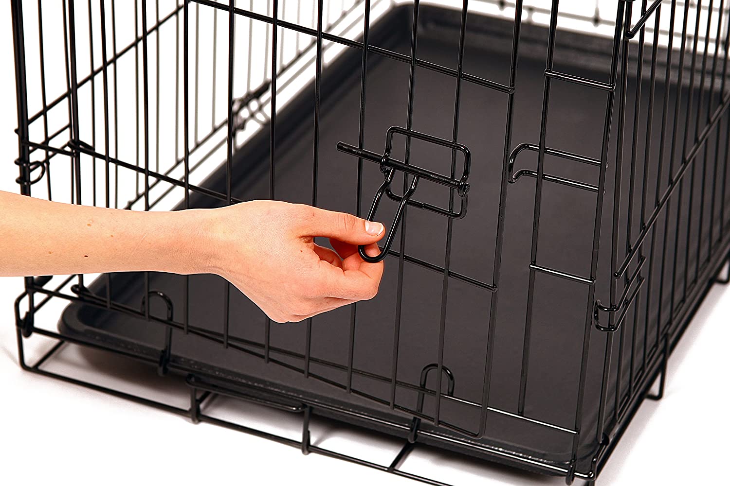Secure and Foldable Single Door Metal Dog Crate， Medium