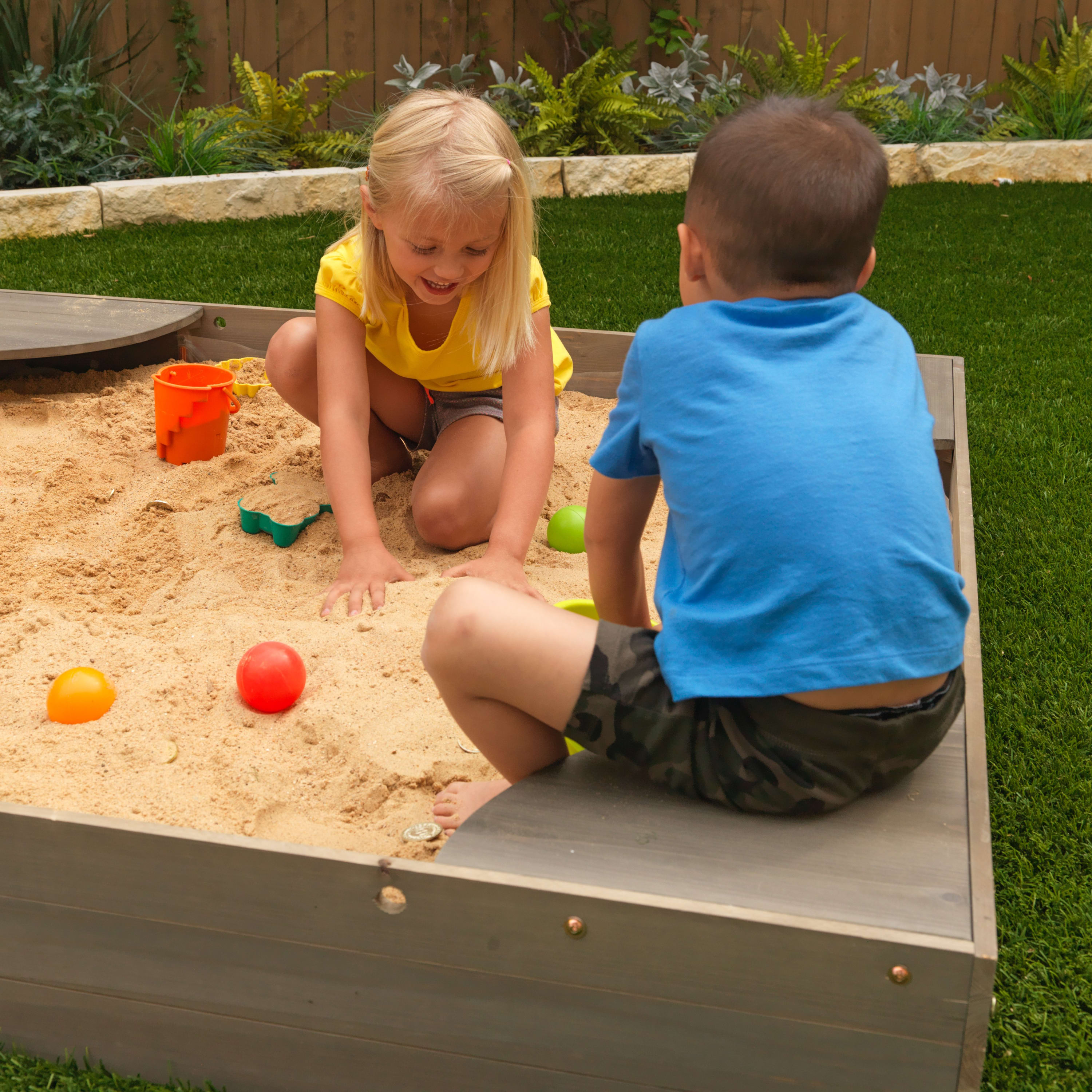 KidKraft Wooden Backyard Sandbox with Built-in Corner Seating and Mesh Cover， Gray