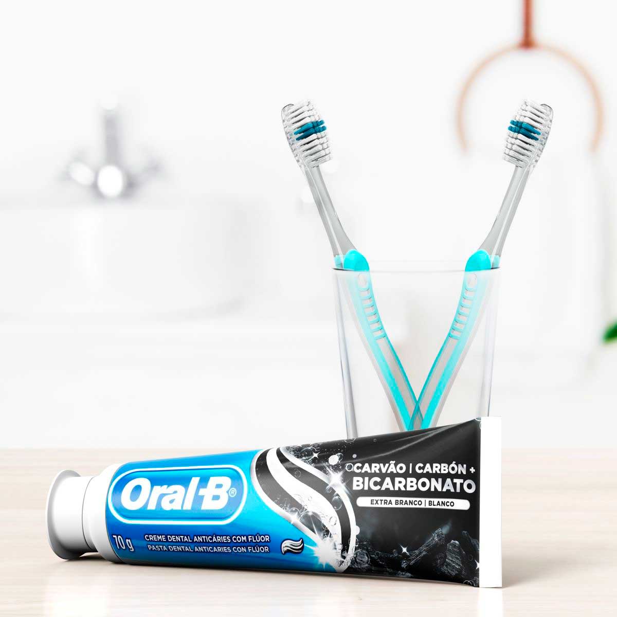 Creme Dental Oral-B Carvao com Bicarbonato Extra Branco 140g