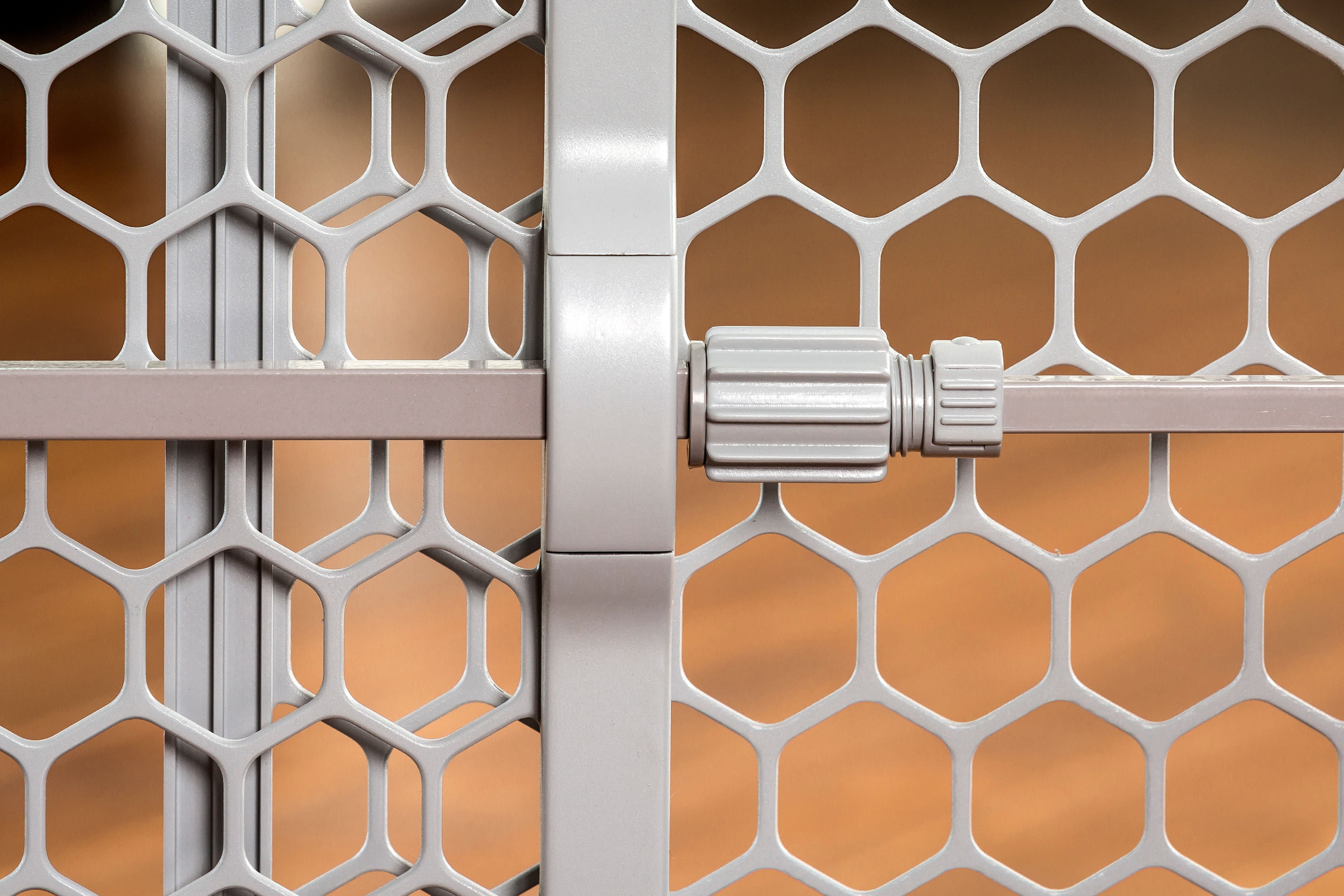 Carlson Pet Products Easy Fit Plastic Adjustable Dog Gate， Gray， 42